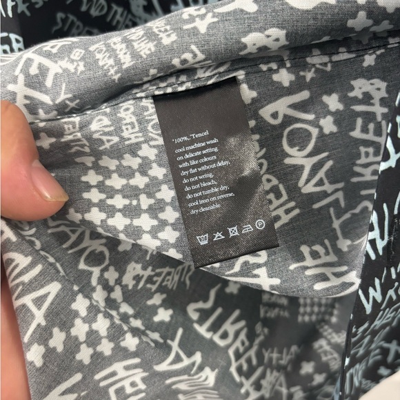 KSUBI
Heroism text-print tencel shirt - Picture 9 of 10